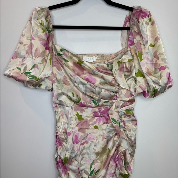 ASTR the label Emma ruched satiny Floral Puff Sleeve Dress size medium - Picture 3 of 13